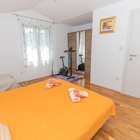 Spacious Villa For 10 With A Big Private Pool Trilj エクステリア 写真
