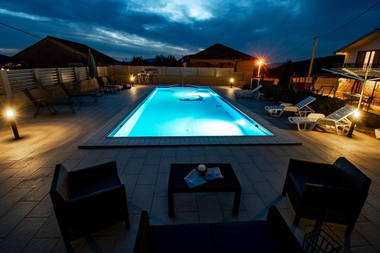 Spacious Villa For 10 With A Big Private Pool Trilj エクステリア 写真