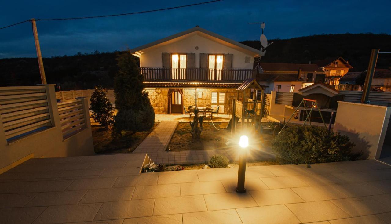Spacious Villa For 10 With A Big Private Pool Trilj エクステリア 写真