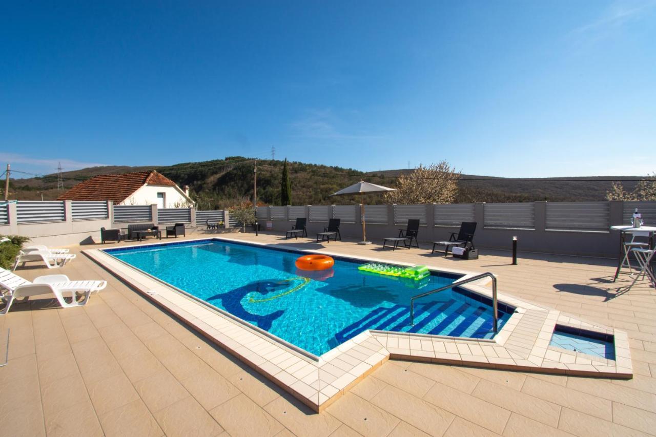 Spacious Villa For 10 With A Big Private Pool Trilj エクステリア 写真