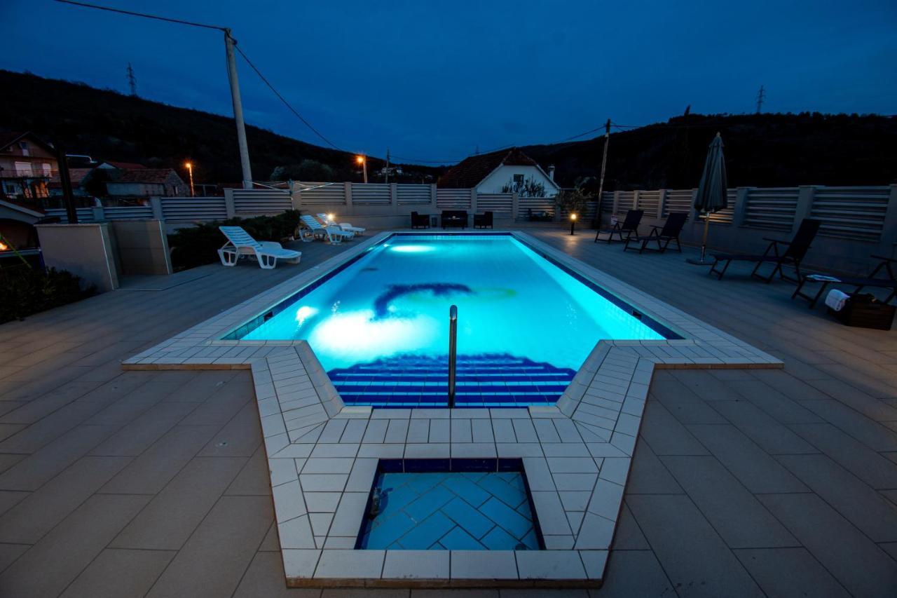 Spacious Villa For 10 With A Big Private Pool Trilj エクステリア 写真