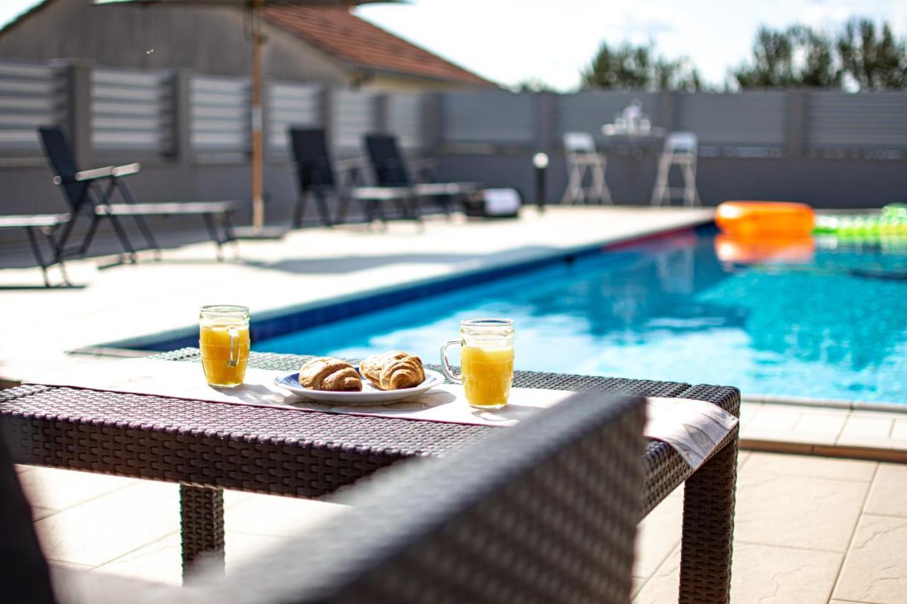 Spacious Villa For 10 With A Big Private Pool Trilj エクステリア 写真