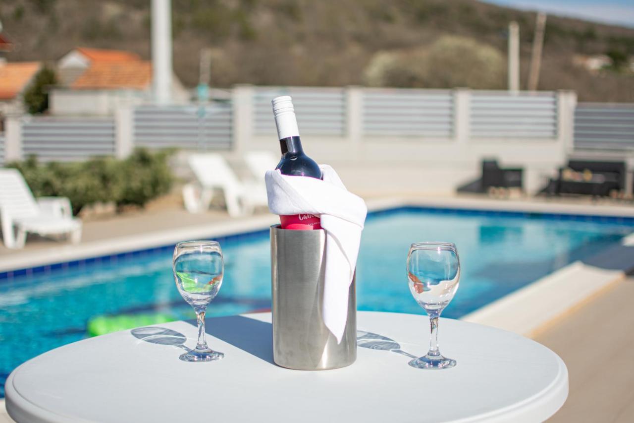 Spacious Villa For 10 With A Big Private Pool Trilj エクステリア 写真