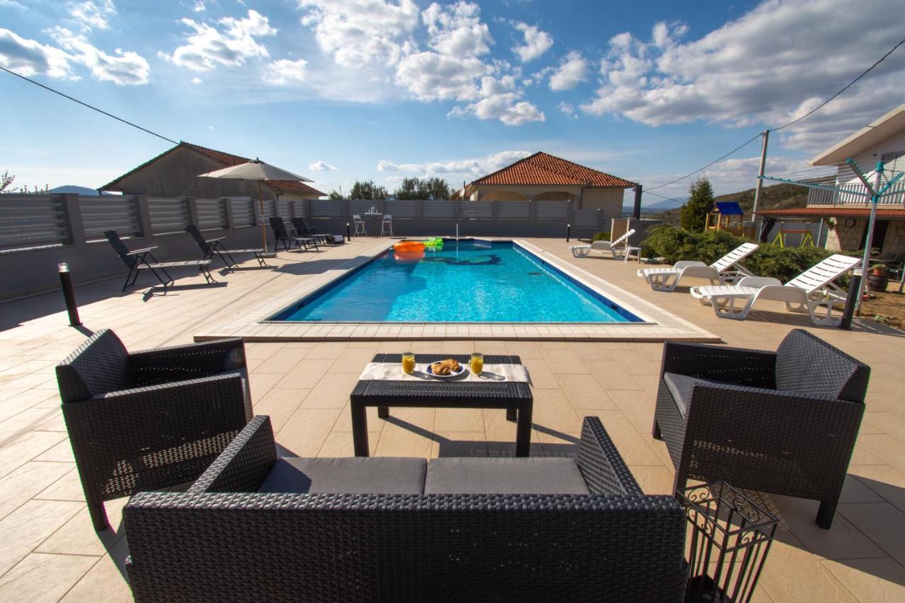 Spacious Villa For 10 With A Big Private Pool Trilj エクステリア 写真