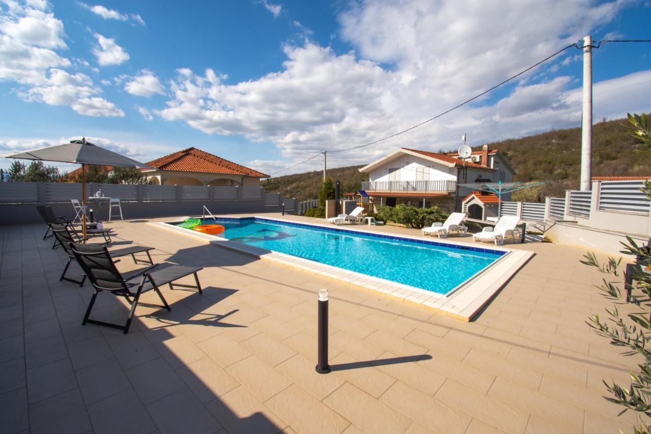 Spacious Villa For 10 With A Big Private Pool Trilj エクステリア 写真