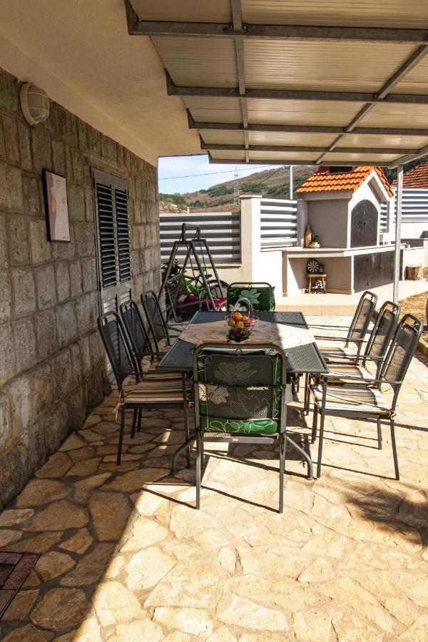 Spacious Villa For 10 With A Big Private Pool Trilj エクステリア 写真