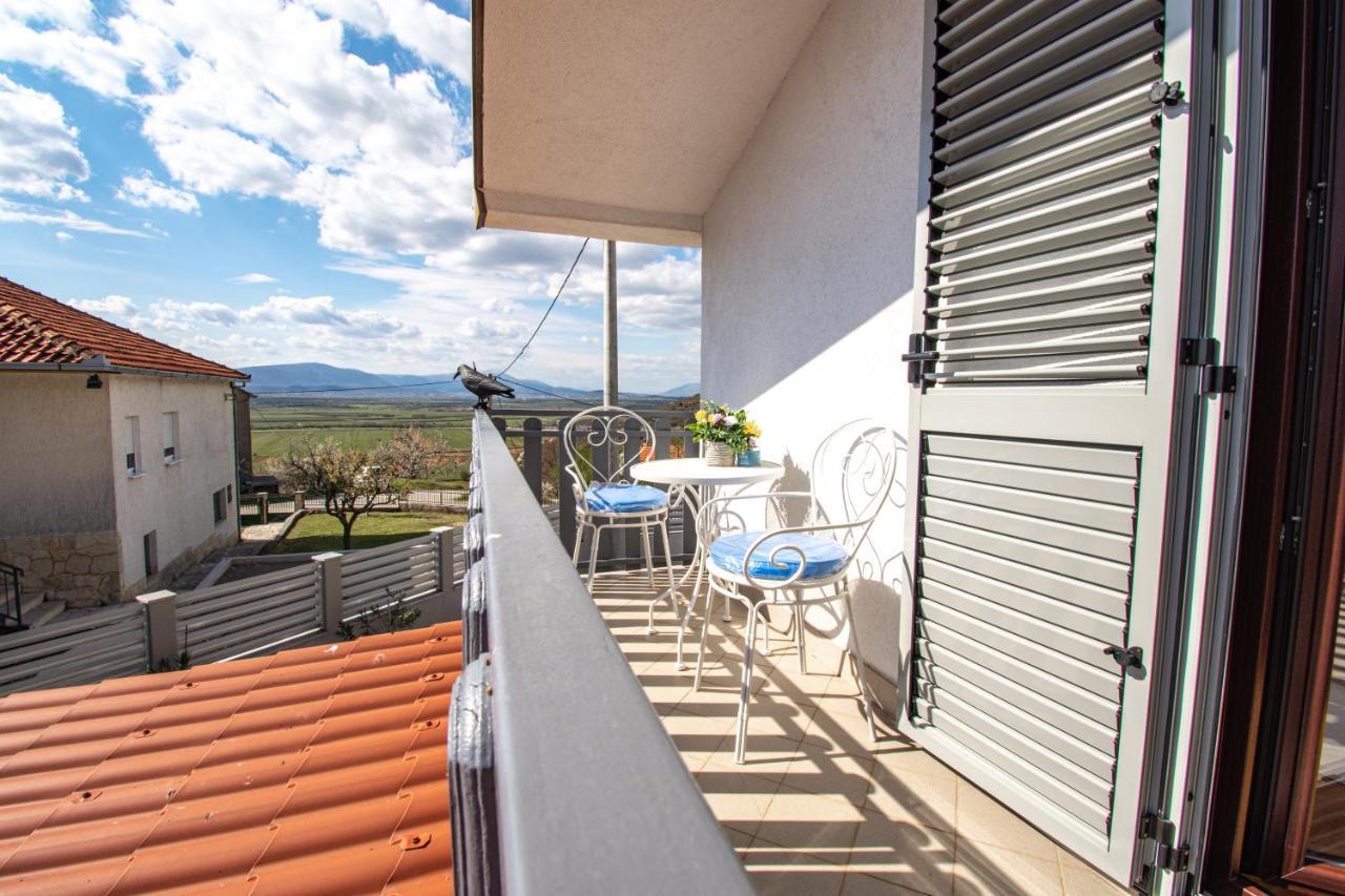 Spacious Villa For 10 With A Big Private Pool Trilj エクステリア 写真
