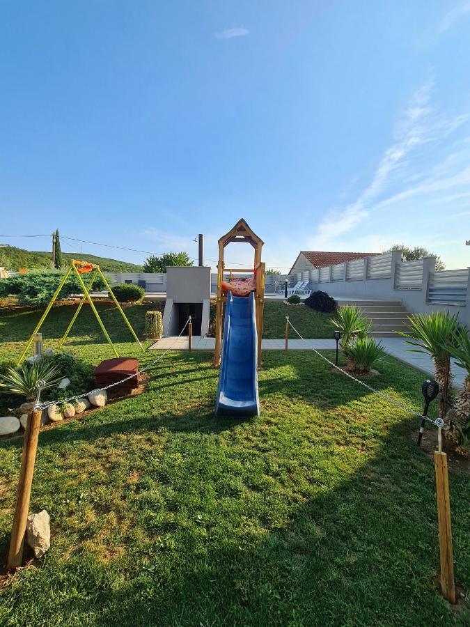 Spacious Villa For 10 With A Big Private Pool Trilj エクステリア 写真