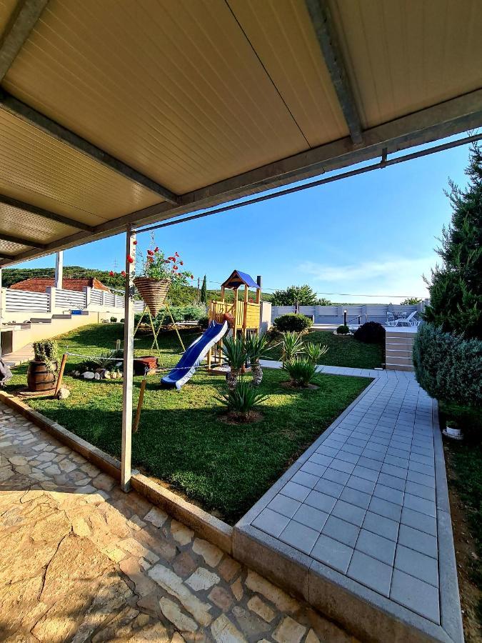 Spacious Villa For 10 With A Big Private Pool Trilj エクステリア 写真