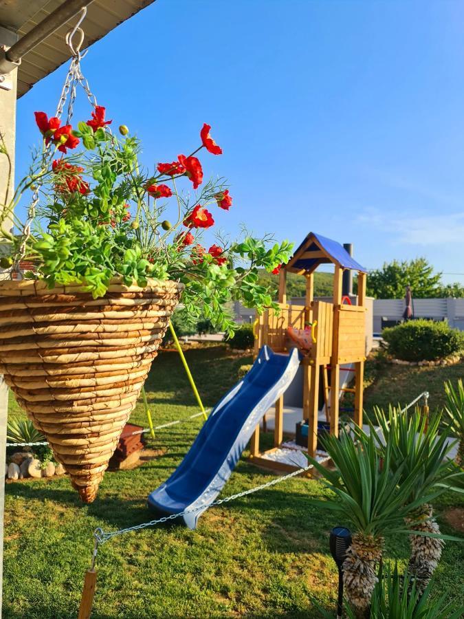 Spacious Villa For 10 With A Big Private Pool Trilj エクステリア 写真