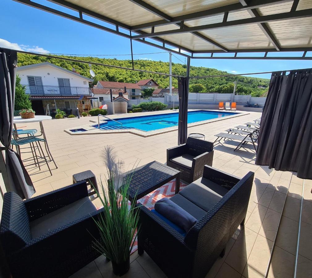 Spacious Villa For 10 With A Big Private Pool Trilj エクステリア 写真