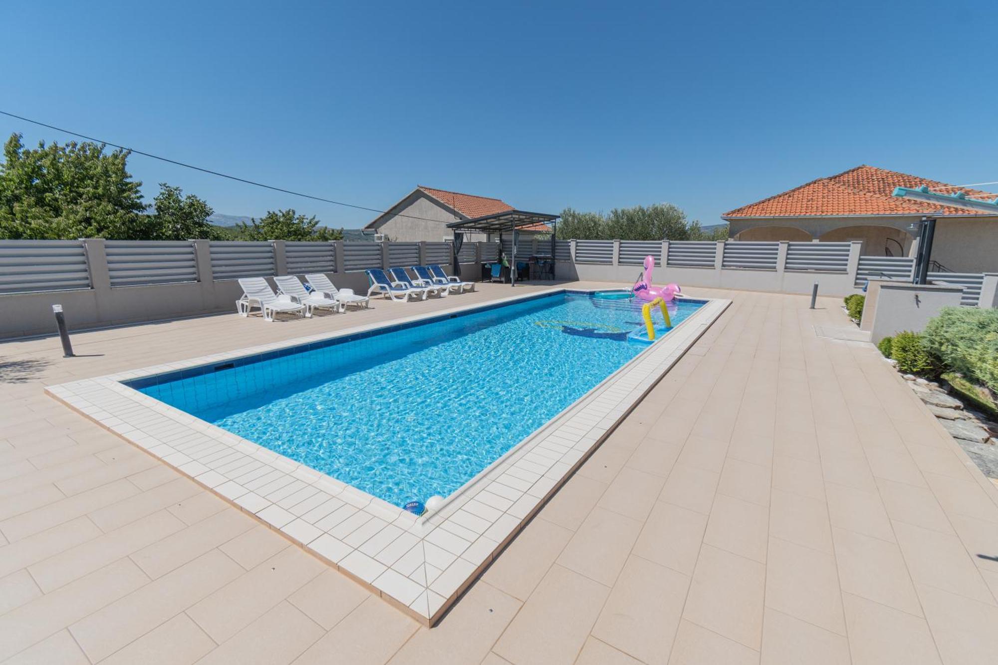 Spacious Villa For 10 With A Big Private Pool Trilj エクステリア 写真