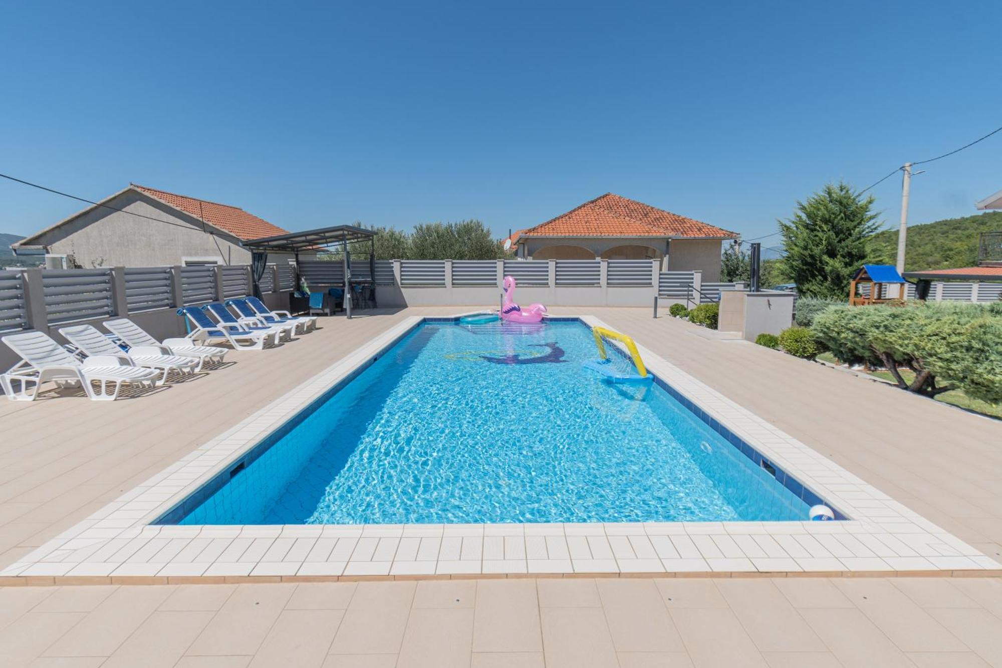 Spacious Villa For 10 With A Big Private Pool Trilj エクステリア 写真