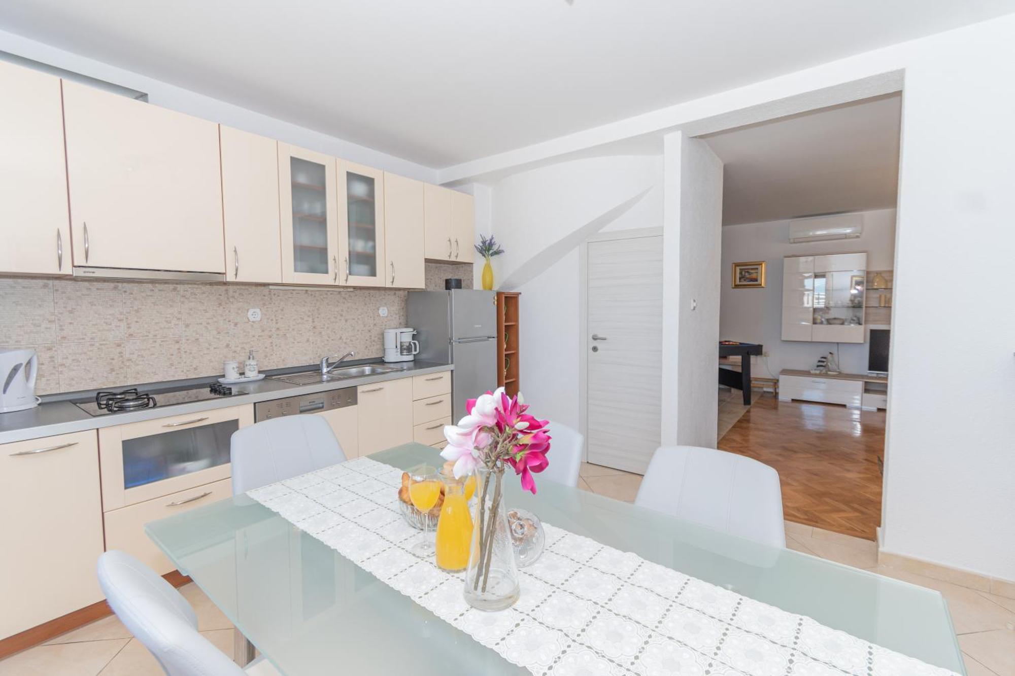 Spacious Villa For 10 With A Big Private Pool Trilj エクステリア 写真